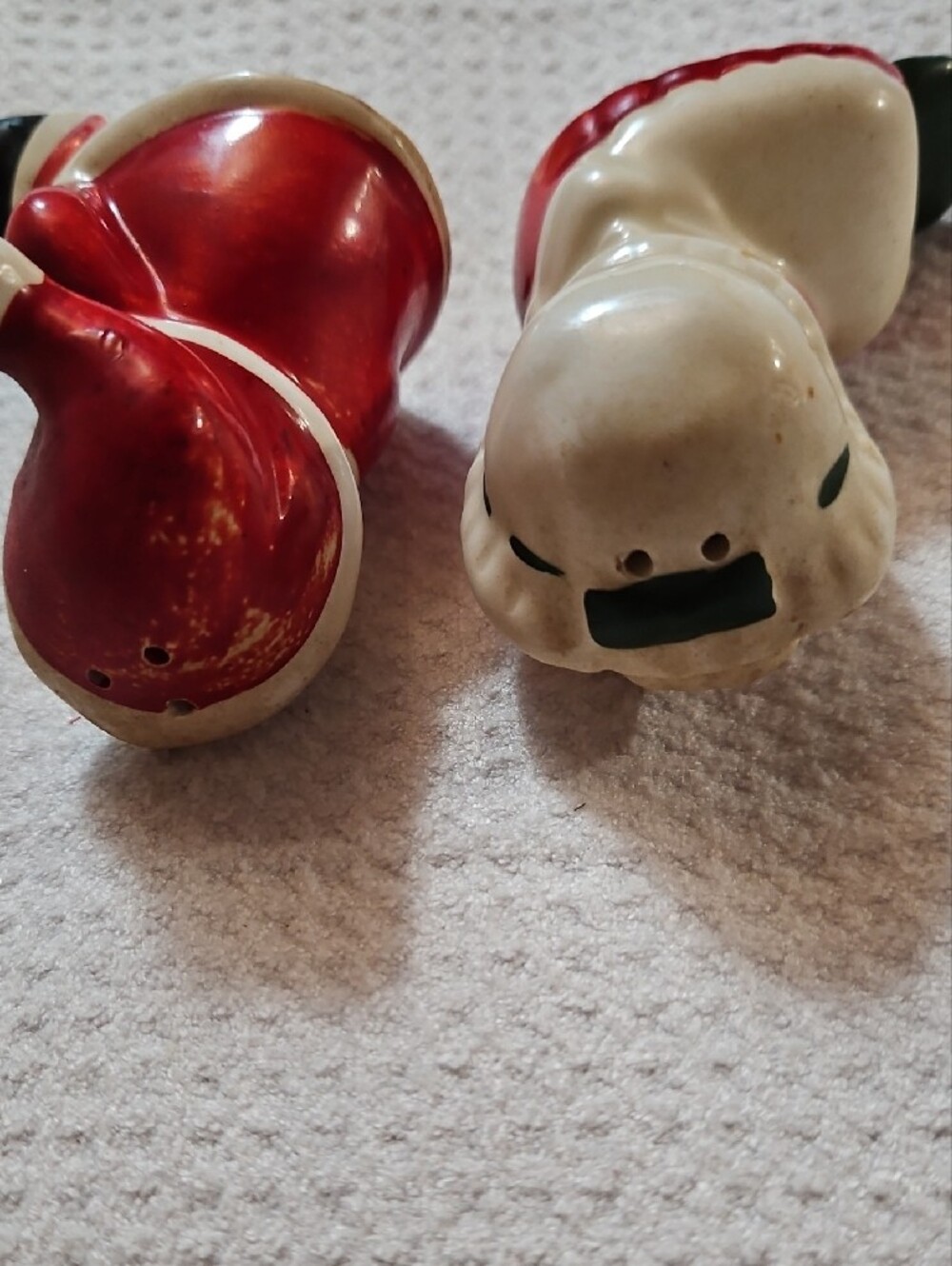 Vintage Kissing Santa & Mrs. Claus Holiday Salt & Pepper Shakers - Picture 4 of 4